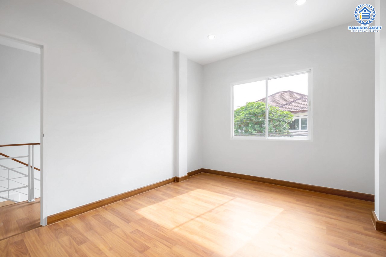 บ้านมือสองตกแต่งใหม่ คุณภาพแบรนด์ AP ม.เดอะเซนโทร รัตนาธิเบศร์-ราชพฤกษ์ ดีไซน์ Classic เนื้อที่ 50.8 ตร.ว. ฟังก์ชั่นจัดเต็ม 3 ห้องนอน 3 ห้องน้ำ 2 ที่จอดรถ บนทำเลศักยภาพ เชื่อมต่อหลายเส้นทางทั้ง ถ.ราชพฤกษ์ ,ถ.รัตนาธิเบศร์ และถ.กาญจนาภิเษก และเพียง 5 นาทีถึงรถไฟฟ้า "สถานีบางพลู"